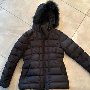Gently used woman’s black winter jacket. Incredibly warm and in good shape.